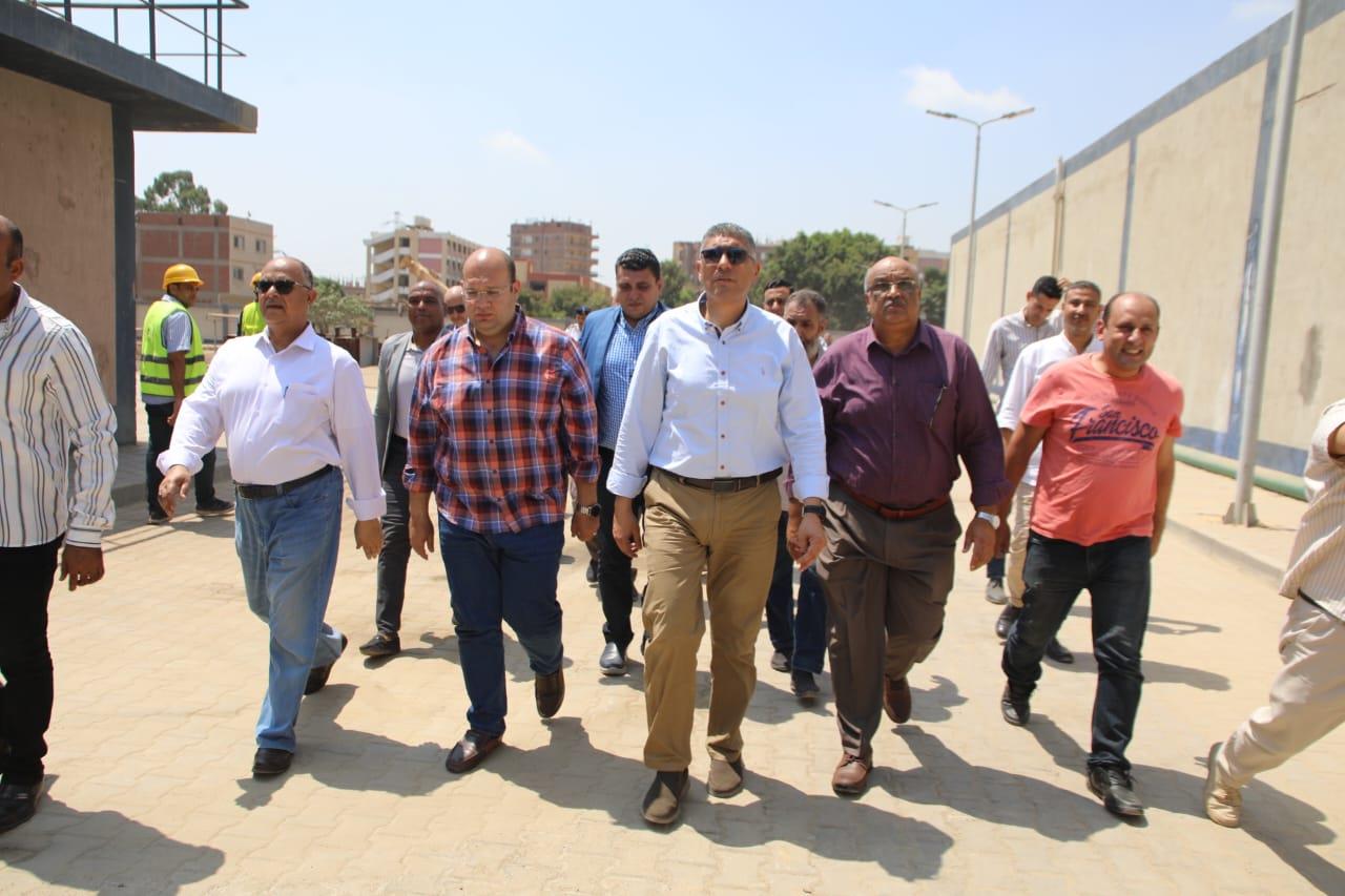 محافظ الجيزة يتفقد محطة مياه القيراطيين