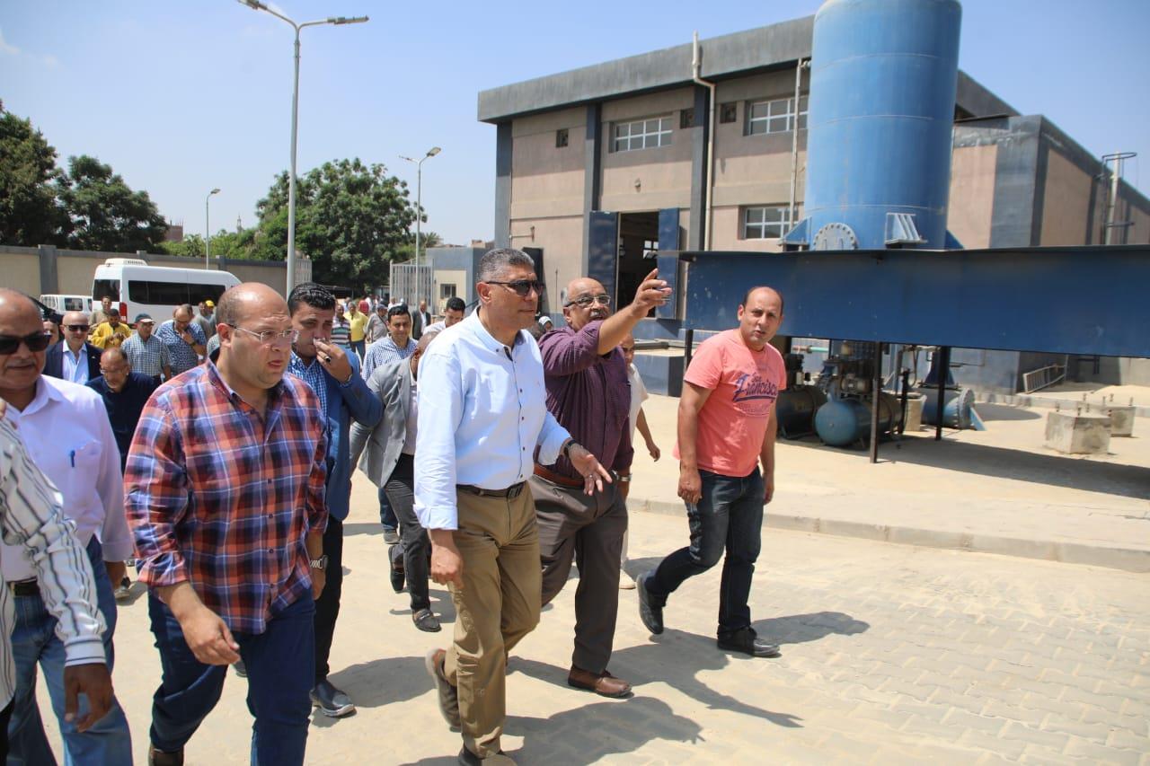 محافظ الجيزة يتفقد محطة مياه القيراطيين