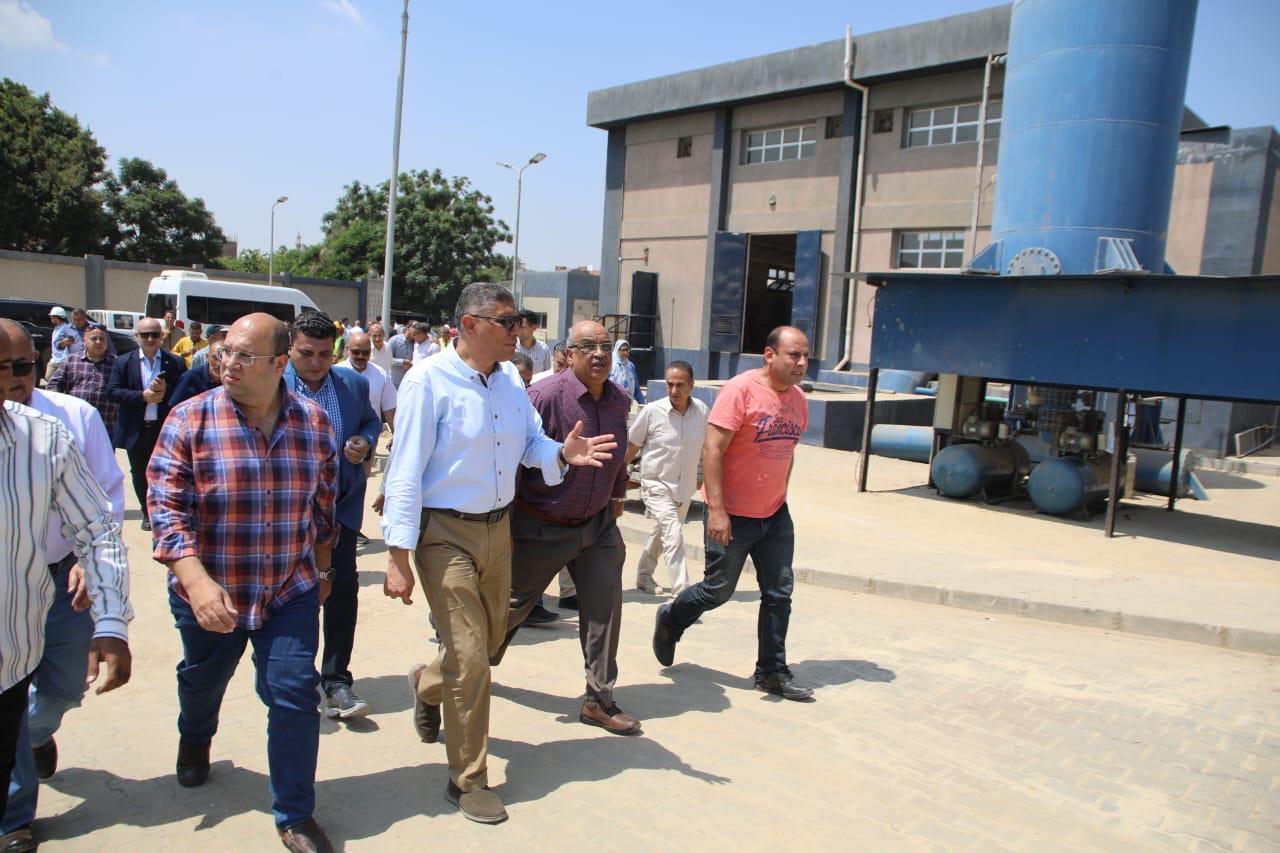 محافظ الجيزة يتفقد محطة مياه القيراطيين