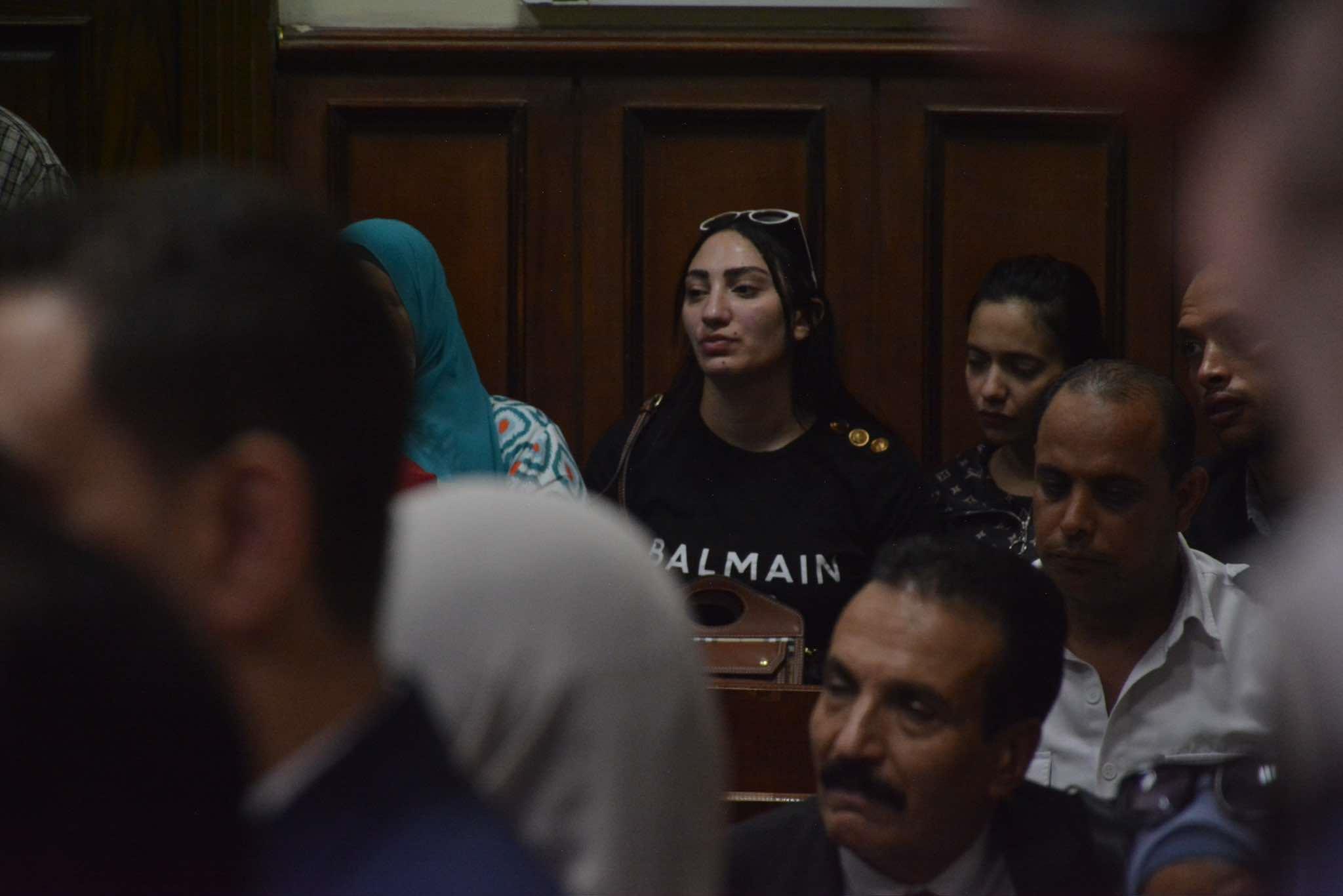  انهيار زوجة عصام صاصا اثناء نظر محاكمته في واقعة التزوير 