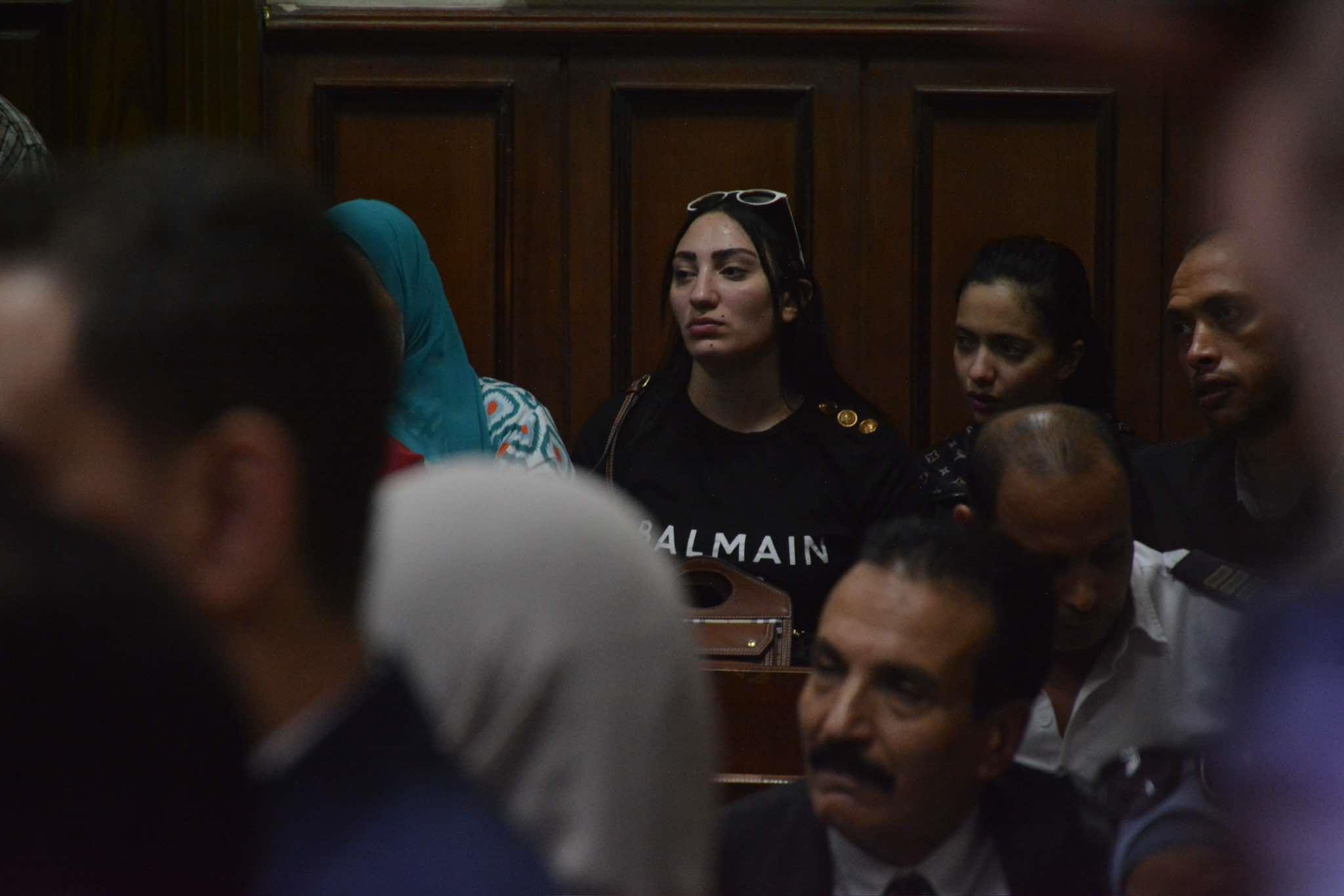  انهيار زوجة عصام صاصا اثناء نظر محاكمته في واقعة التزوير 