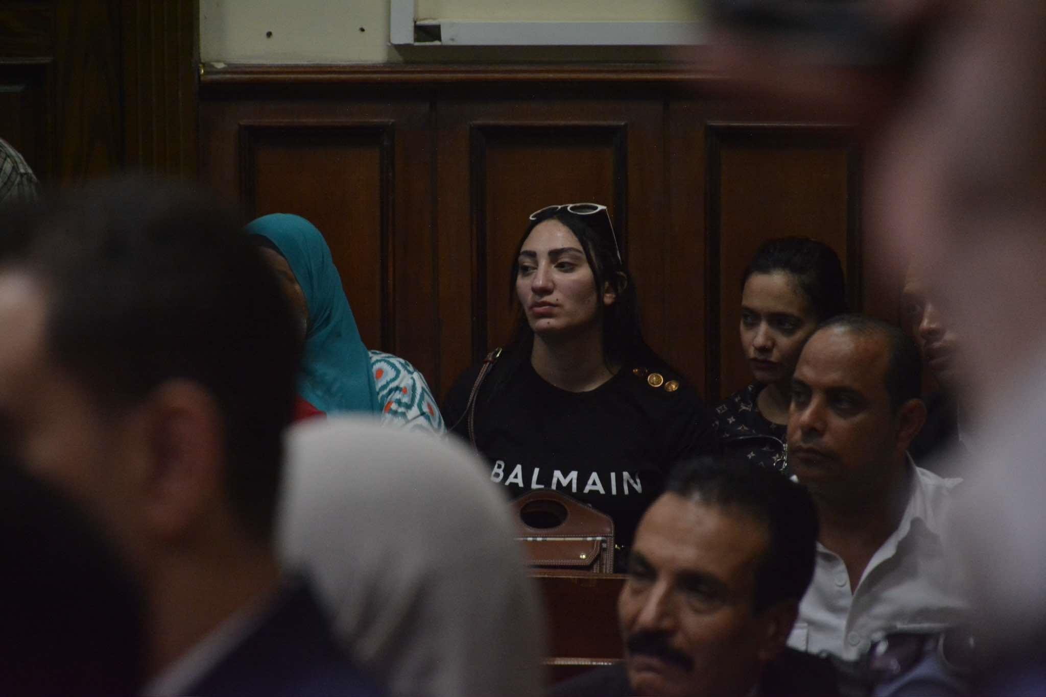 انهيار زوجة عصام صاصا اثناء نظر محاكمته في واقعة التزوير 