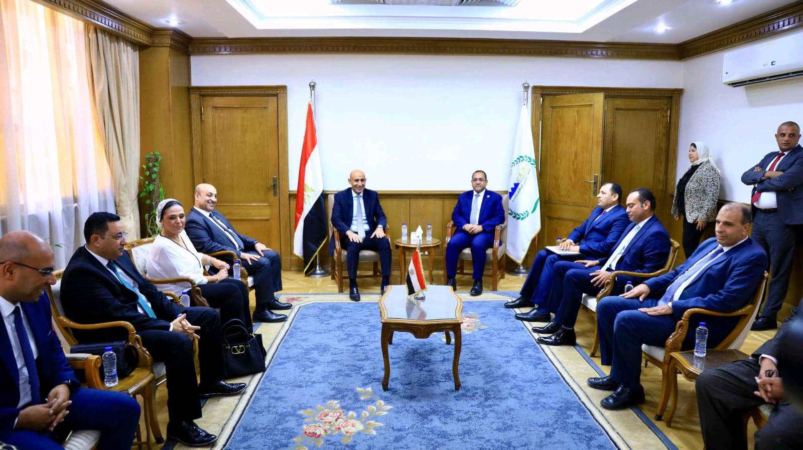 وزير التعليم يتفقد أعمال امتحان المتقدمين في مسابقة شغل وظائف "معلم مساعد مادة" بالتنظيم والإدارة
