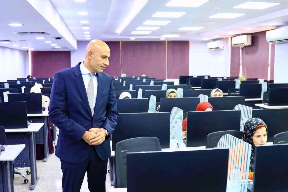 وزير التعليم يتفقد أعمال امتحان المتقدمين في مسابقة شغل وظائف "معلم مساعد مادة" بالتنظيم والإدارة