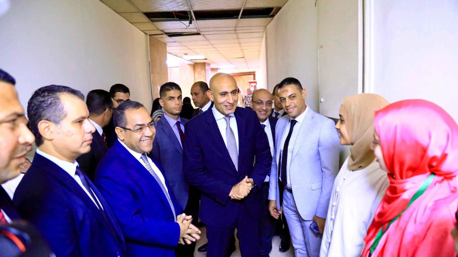 وزير التعليم يتفقد أعمال امتحان المتقدمين في مسابقة شغل وظائف "معلم مساعد مادة" بالتنظيم والإدارة
