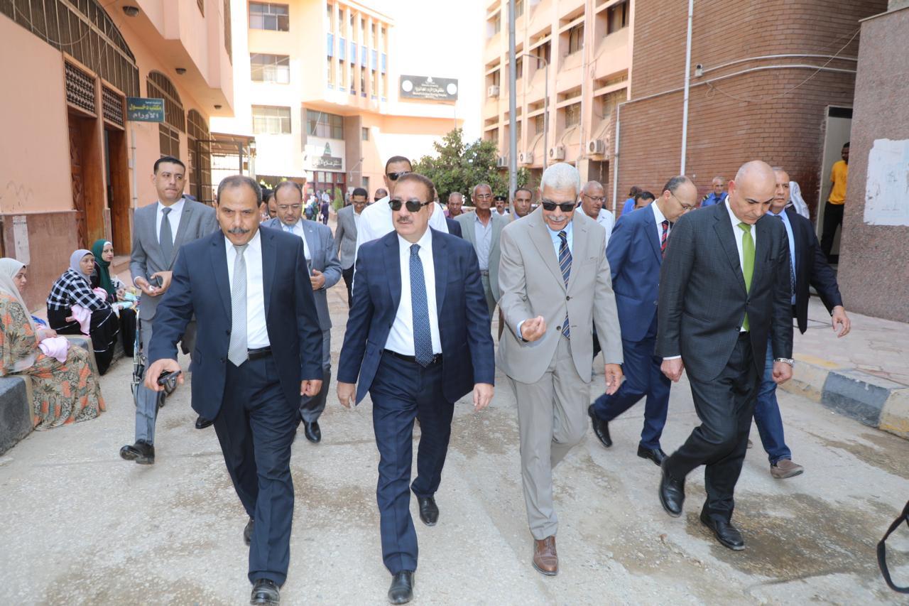محافظ المنوفية ورئيس الجامعة يتفقدان مبنى العيادات الخارجية الجديد بمستشفى