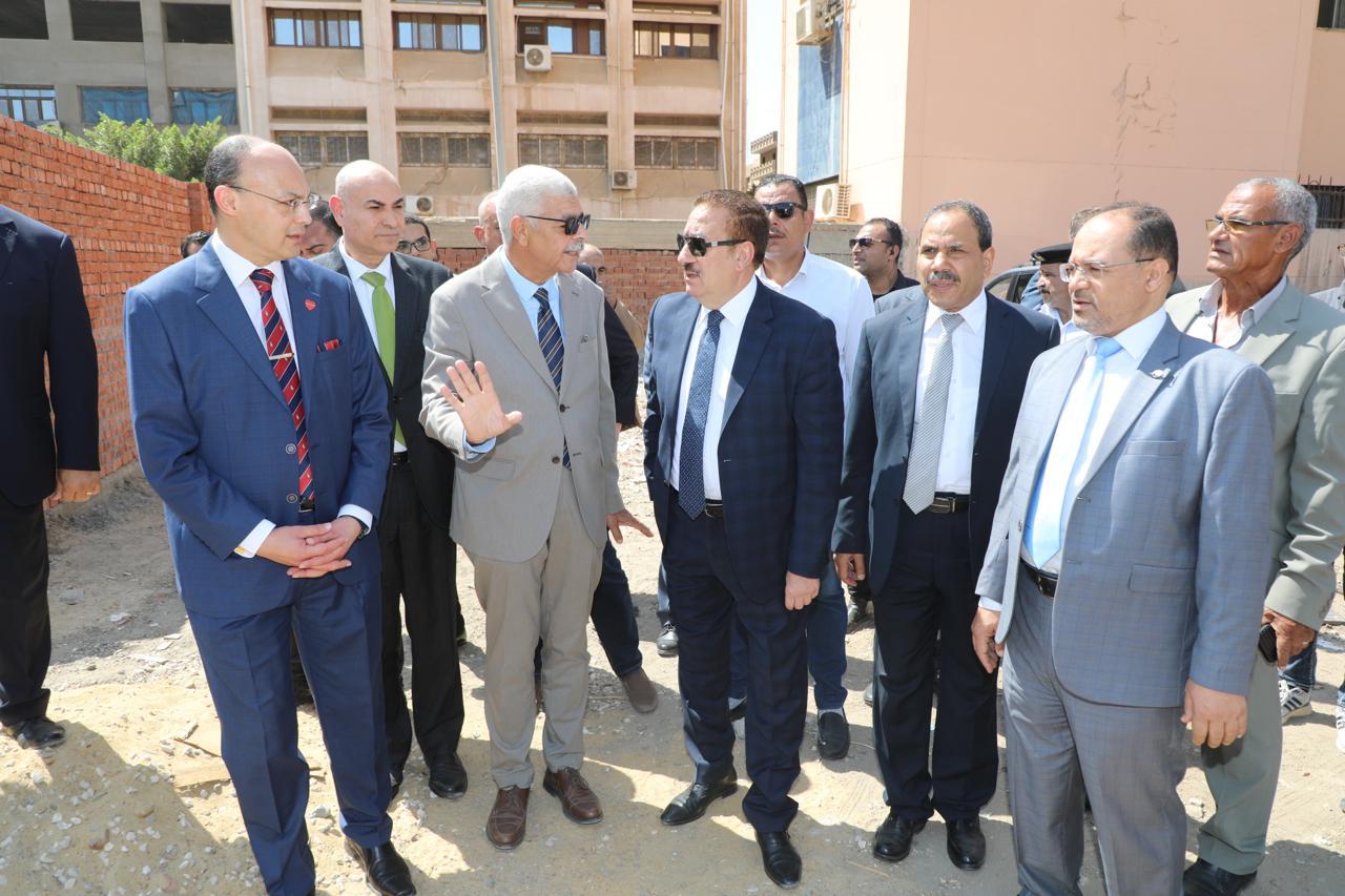 محافظ المنوفية ورئيس الجامعة يتفقدان مبنى العيادات الخارجية الجديد بمستشفى
