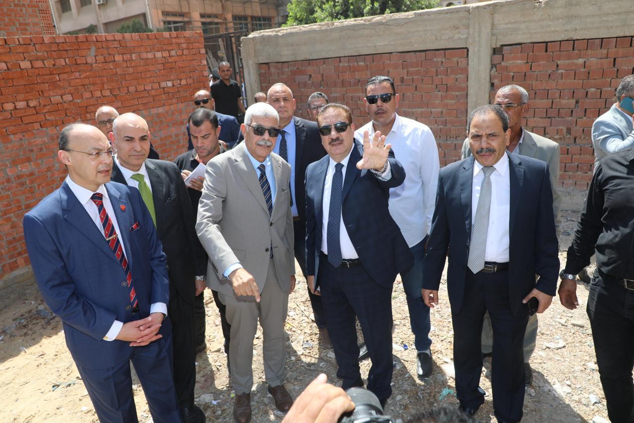 محافظ المنوفية ورئيس الجامعة يتفقدان مبنى العيادات الخارجية الجديد بمستشفى