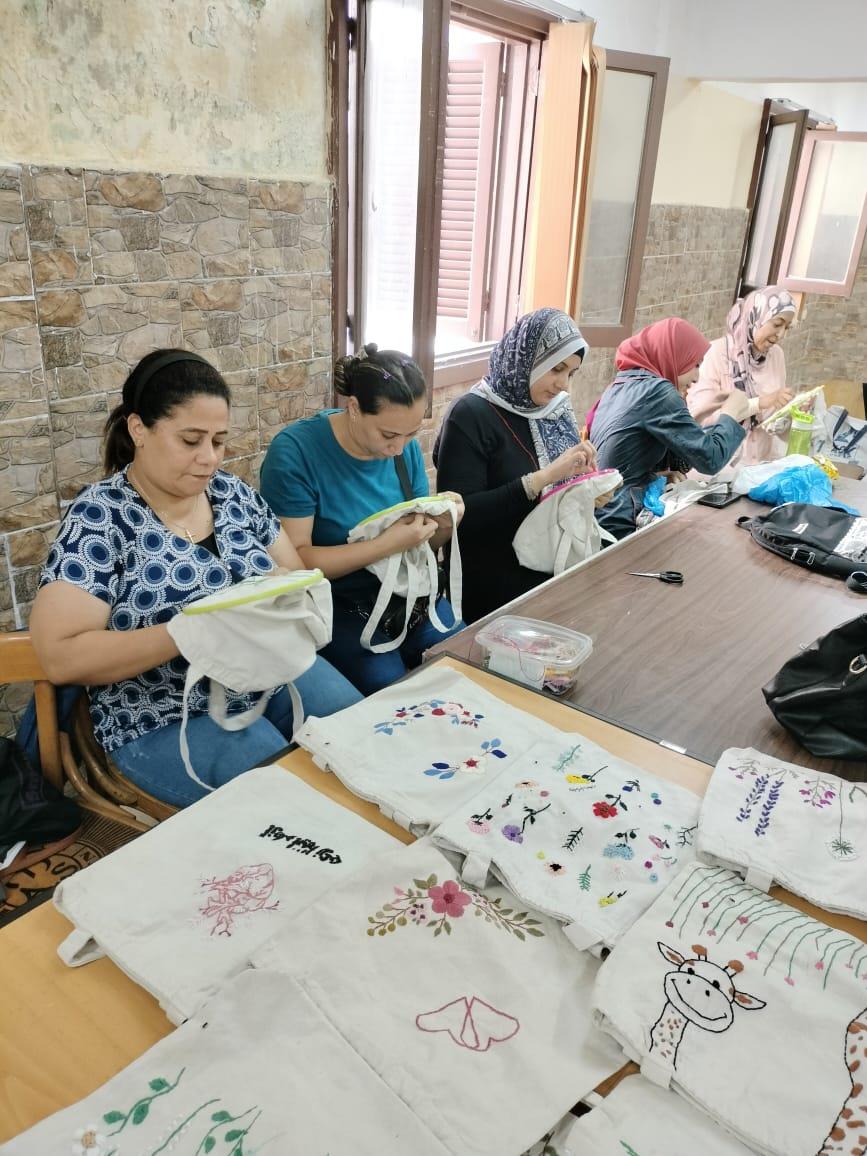 بالتعاون مع جهات محلية ودولية.. دورات تدريبية مجانية  للفتيات بالأسكندرية
