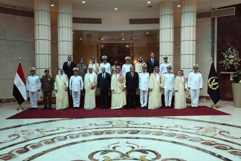 ودعه اللواء محمود توفيق بالمطار