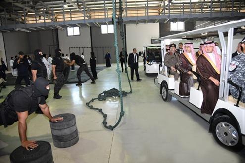 ودعه اللواء محمود توفيق بالمطار