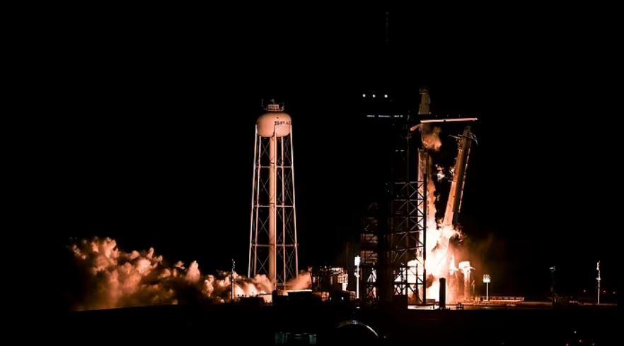 SpaceX تحقق إنجازًا تاريخيًا: بث مباشر لأول سير فضائي خاص في العالم