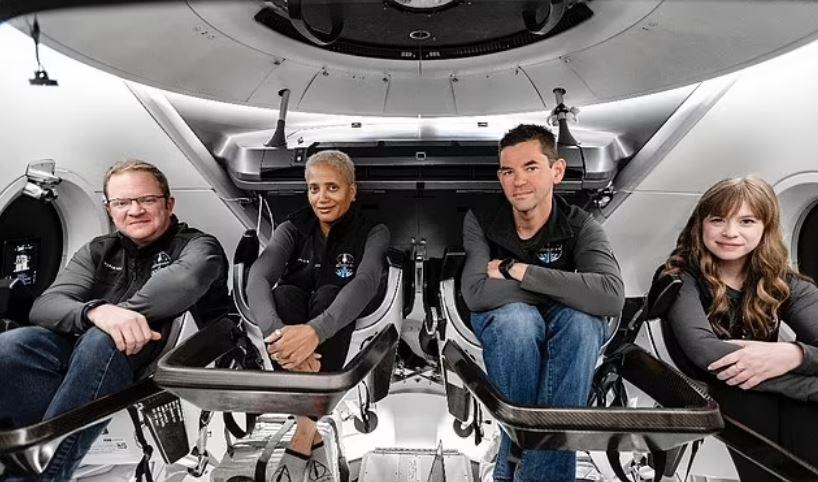 جارد إسحاقمان ينجز أول مشي فضائي خاص في تاريخ SpaceX.. الأرض من هنا تبدو عالمًا مثاليًا