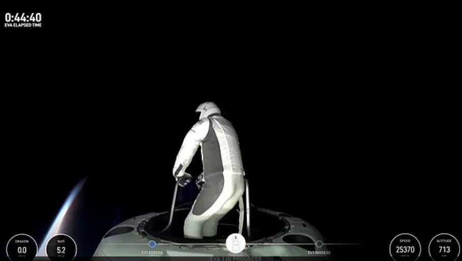 جارد إسحاقمان ينجز أول مشي فضائي خاص في تاريخ SpaceX.. الأرض من هنا تبدو عالمًا مثاليًا