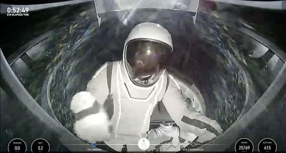 جارد إسحاقمان ينجز أول مشي فضائي خاص في تاريخ SpaceX.. الأرض من هنا تبدو عالمًا مثاليًا
