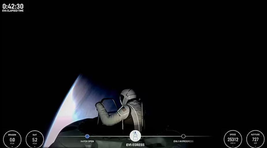 جارد إسحاقمان ينجز أول مشي فضائي خاص في تاريخ SpaceX.. الأرض من هنا تبدو عالمًا مثاليًا