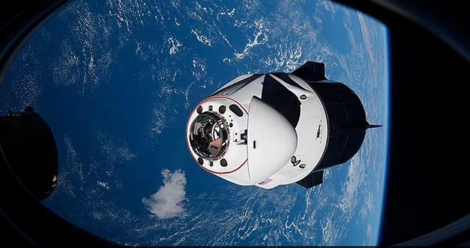 جارد إسحاقمان ينجز أول مشي فضائي خاص في تاريخ SpaceX.. الأرض من هنا تبدو عالمًا مثاليًا