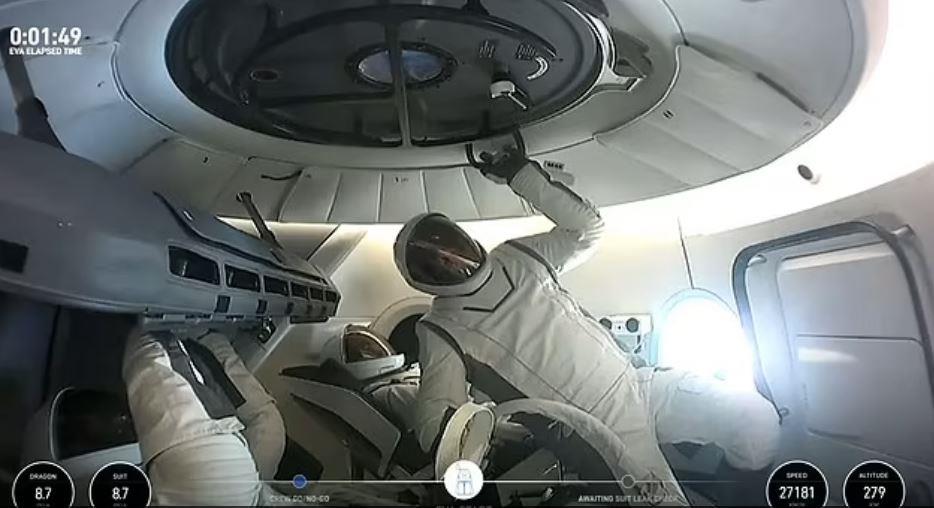 جارد إسحاقمان ينجز أول مشي فضائي خاص في تاريخ SpaceX.. الأرض من هنا تبدو عالمًا مثاليًا