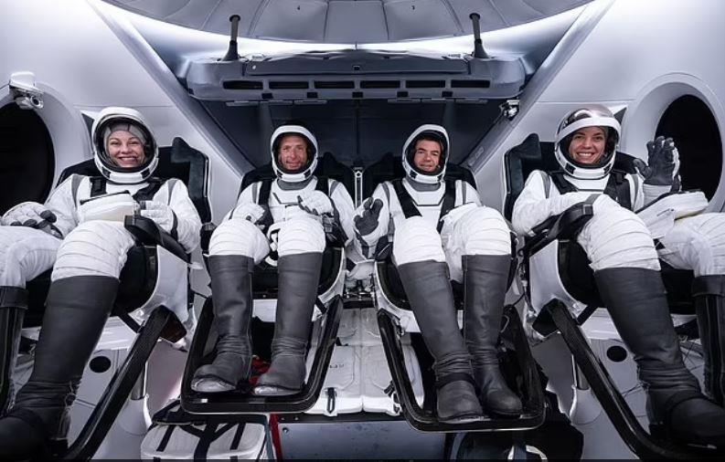 جارد إسحاقمان ينجز أول مشي فضائي خاص في تاريخ SpaceX.. الأرض من هنا تبدو عالمًا مثاليًا