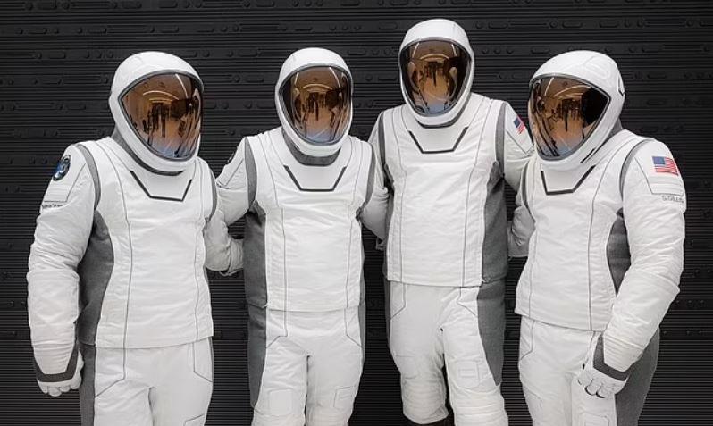 جارد إسحاقمان ينجز أول مشي فضائي خاص في تاريخ SpaceX.. الأرض من هنا تبدو عالمًا مثاليًا