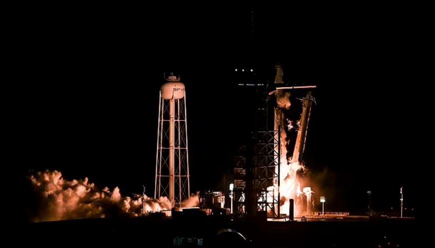 جارد إسحاقمان ينجز أول مشي فضائي خاص في تاريخ SpaceX.. الأرض من هنا تبدو عالمًا مثاليًا