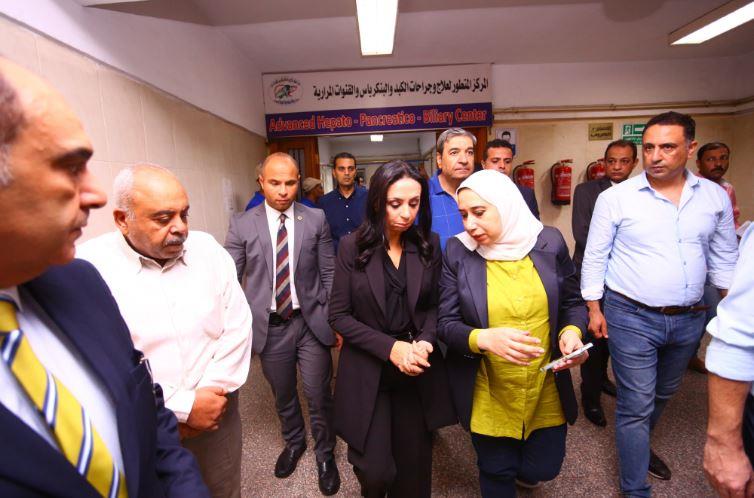 وزيرة التضامن الاجتماعي تزور مصابي حادث تصادم قطاري الشرقية بمستشفى جامعة الزقازيق والأحرار 