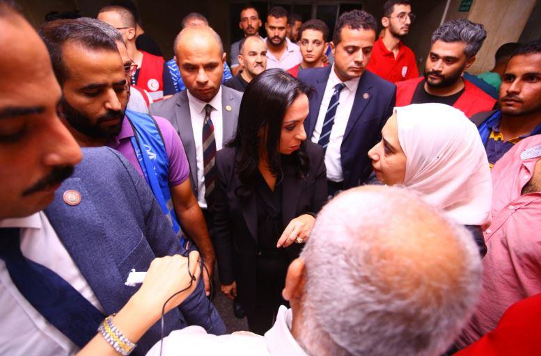 وزيرة التضامن الاجتماعي تزور مصابي حادث تصادم قطاري الشرقية بمستشفى جامعة الزقازيق والأحرار 