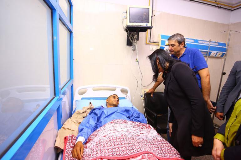 وزيرة التضامن الاجتماعي تزور مصابي حادث تصادم قطاري الشرقية بمستشفى جامعة الزقازيق والأحرار 