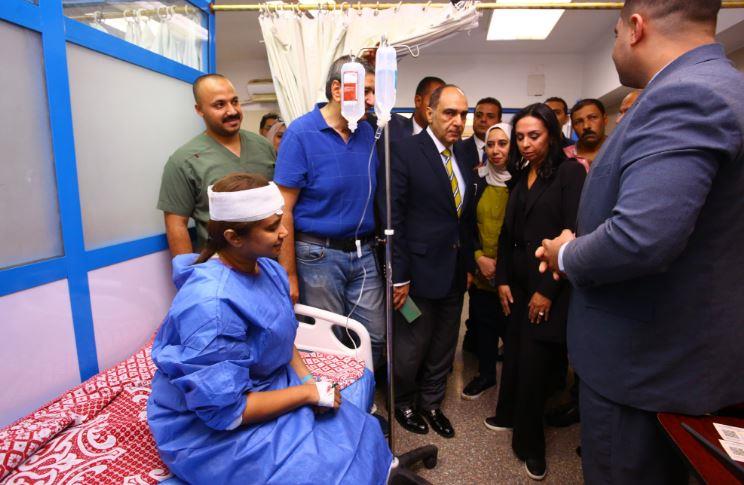 وزيرة التضامن الاجتماعي تزور مصابي حادث تصادم قطاري الشرقية بمستشفى جامعة الزقازيق والأحرار 