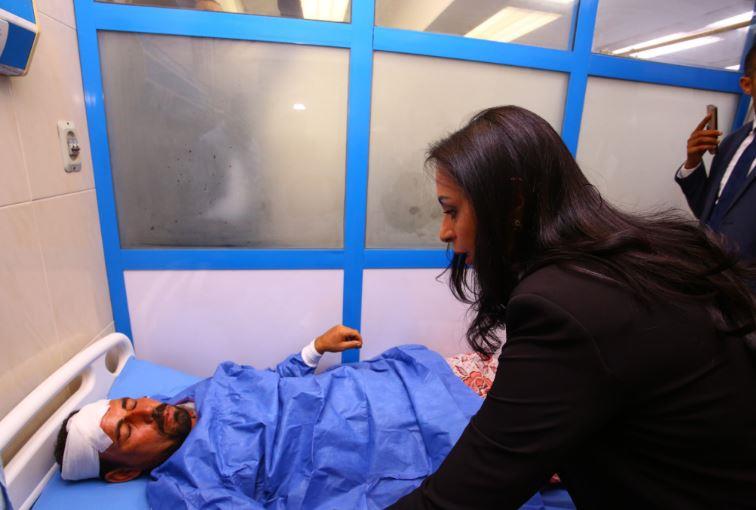 وزيرة التضامن الاجتماعي تزور مصابي حادث تصادم قطاري الشرقية بمستشفى جامعة الزقازيق والأحرار 