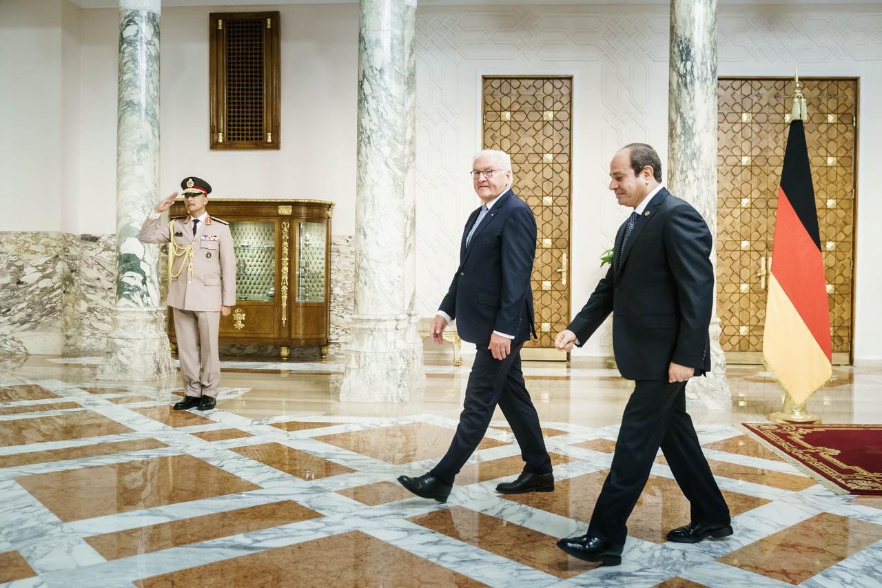  تعرف على الفنان المصري الذي رافق الرئيس الألماني في زيارته التاريخية لمصر