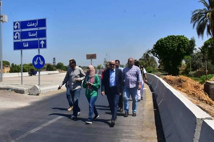 محافظ الأقصر المهندس عبدالمطلب عمارة خلال الجولة