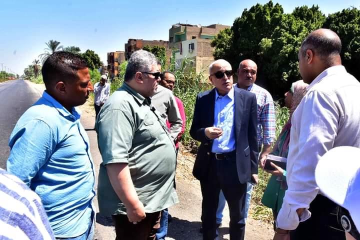 محافظ الأقصر المهندس عبدالمطلب عمارة خلال الجولة