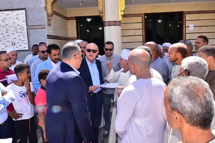 محافظ الأقصر المهندس عبدالمطلب عمارة خلال الجولة