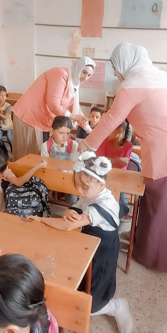 تطعيم طلاب مدارس الشرقية ضد مرض الإلتهاب السحائي والثنائي 