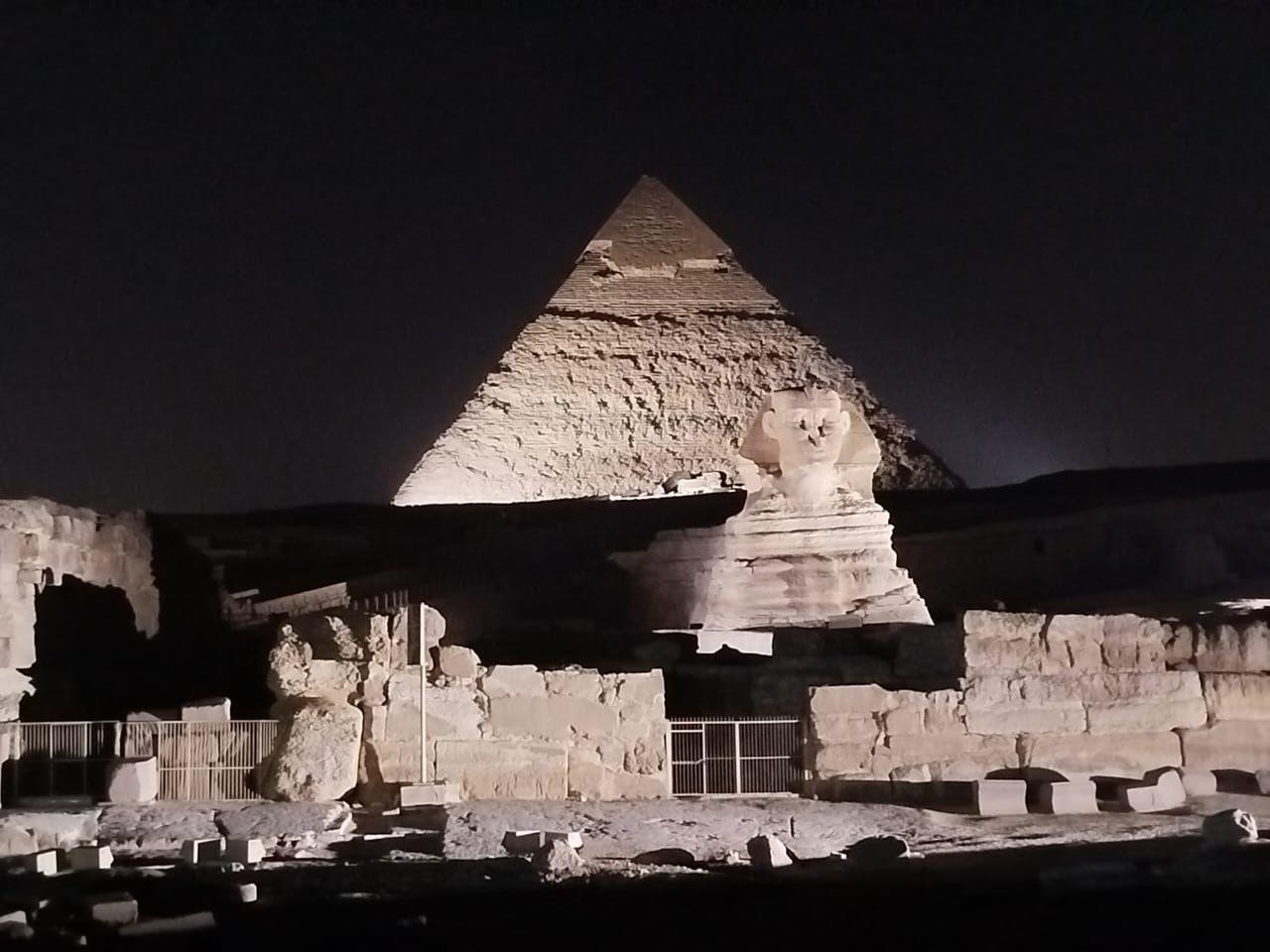 إضاءة أهرامات الجيزة وتمثال أبوالهول لمدة ساعتين احتفالا باليوم العالمي للسياحة