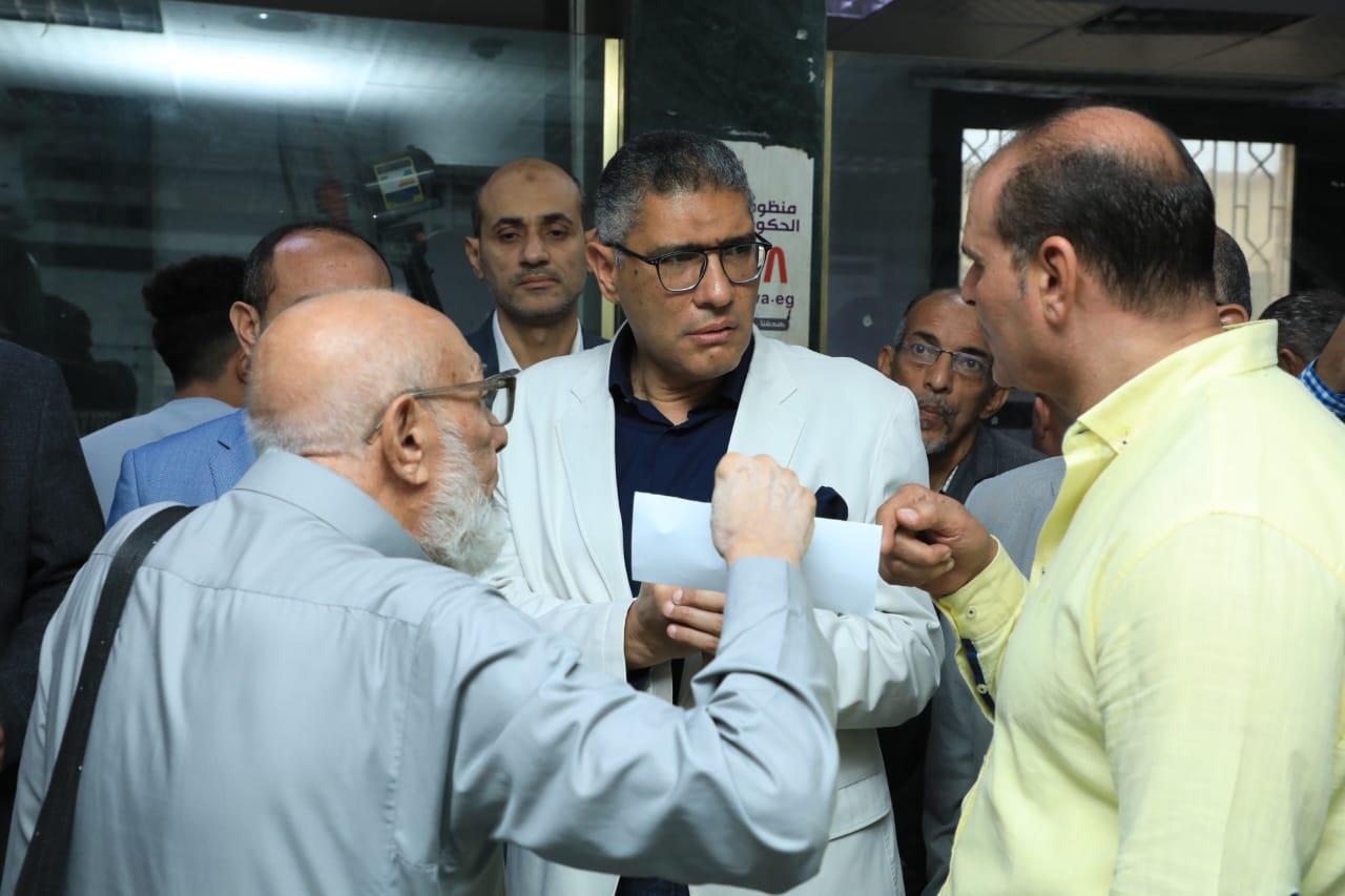 المهندس عادل النجار محافظ الجيزة خلال الجولة داخل احدي المراكز التكنولوجية