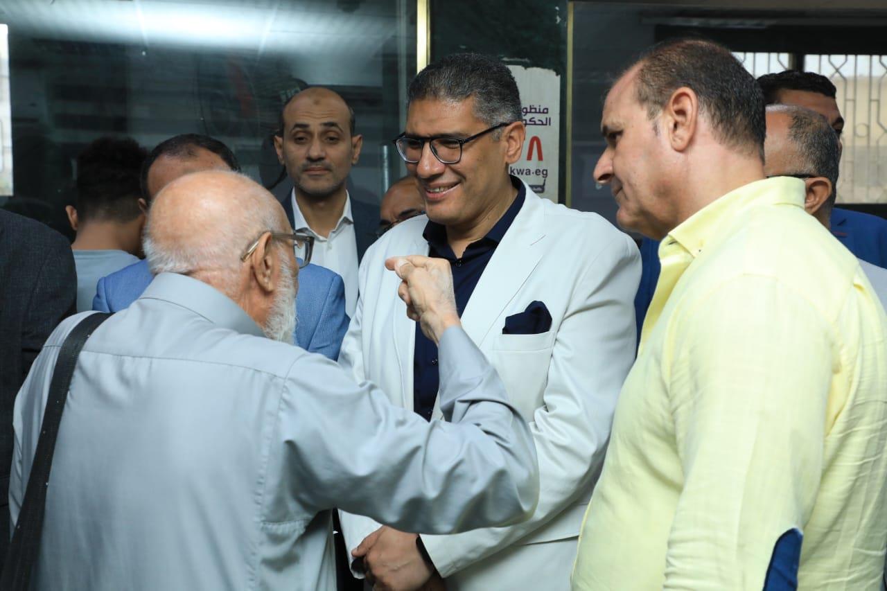 المهندس عادل النجار محافظ الجيزة خلال الجولة داخل احدي المراكز التكنولوجية