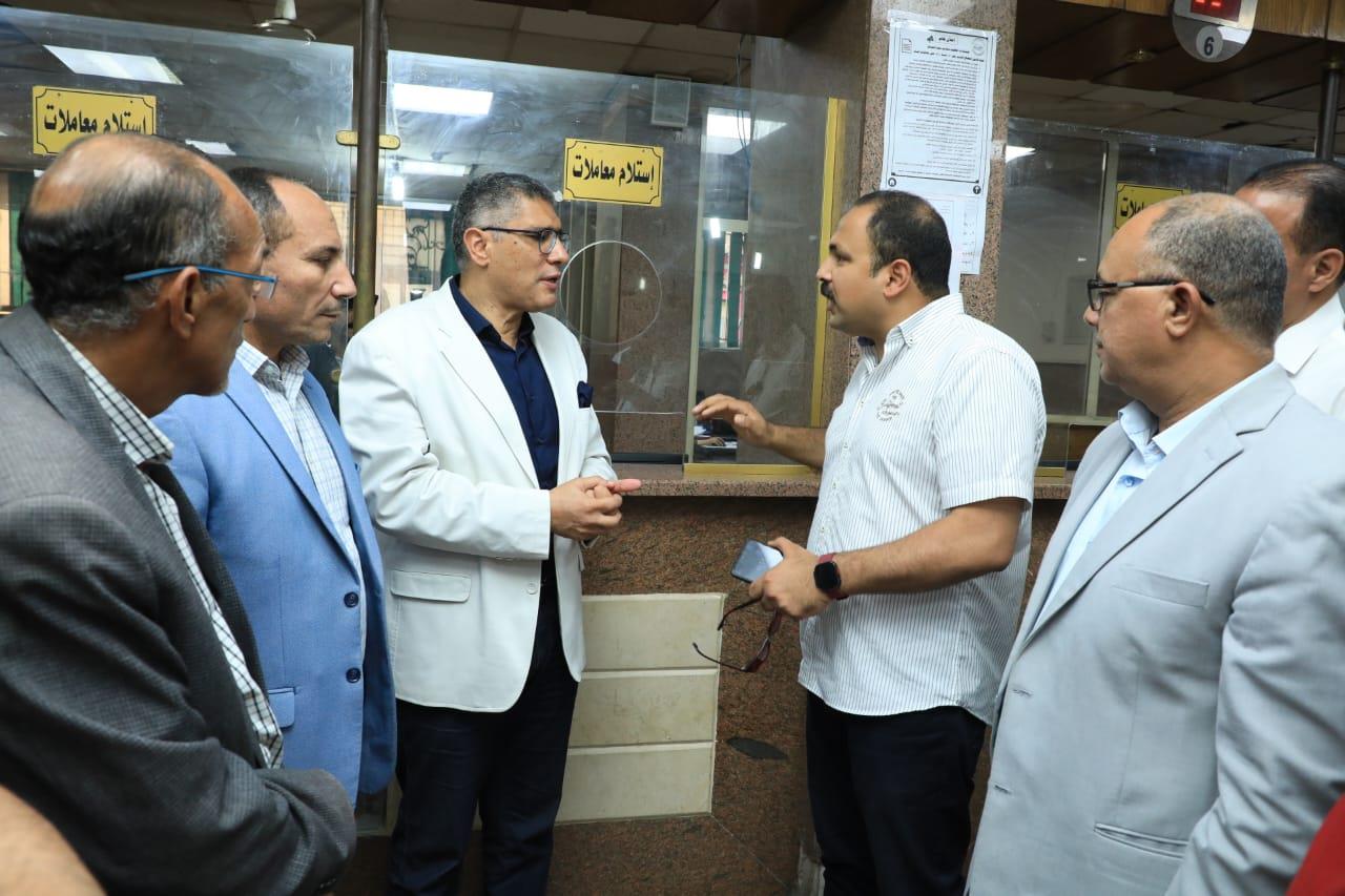 المهندس عادل النجار محافظ الجيزة خلال الجولة داخل احدي المراكز التكنولوجية