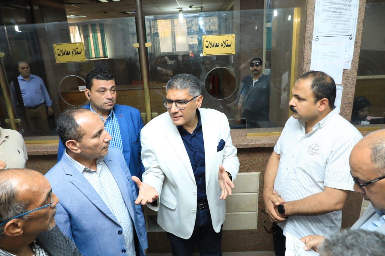 المهندس عادل النجار محافظ الجيزة خلال الجولة داخل احدي المراكز التكنولوجية