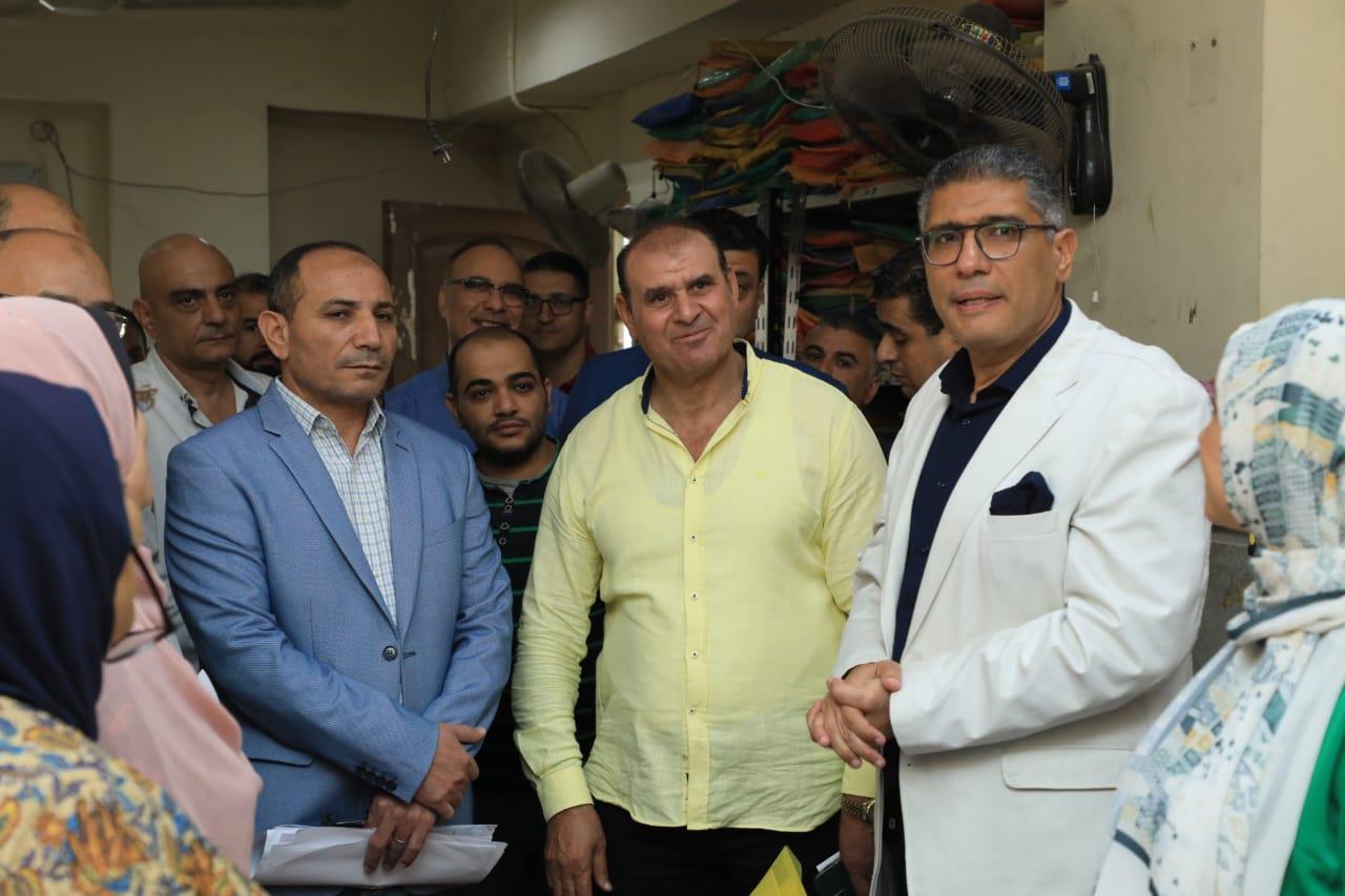 المهندس عادل النجار محافظ الجيزة خلال الجولة داخل احدي المراكز التكنولوجية