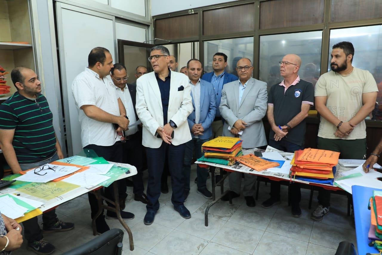 المهندس عادل النجار محافظ الجيزة خلال الجولة داخل احدي المراكز التكنولوجية