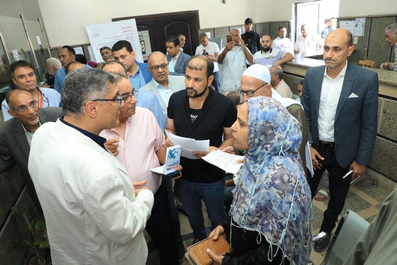 المهندس عادل النجار محافظ الجيزة خلال الجولة داخل احدي المراكز التكنولوجية