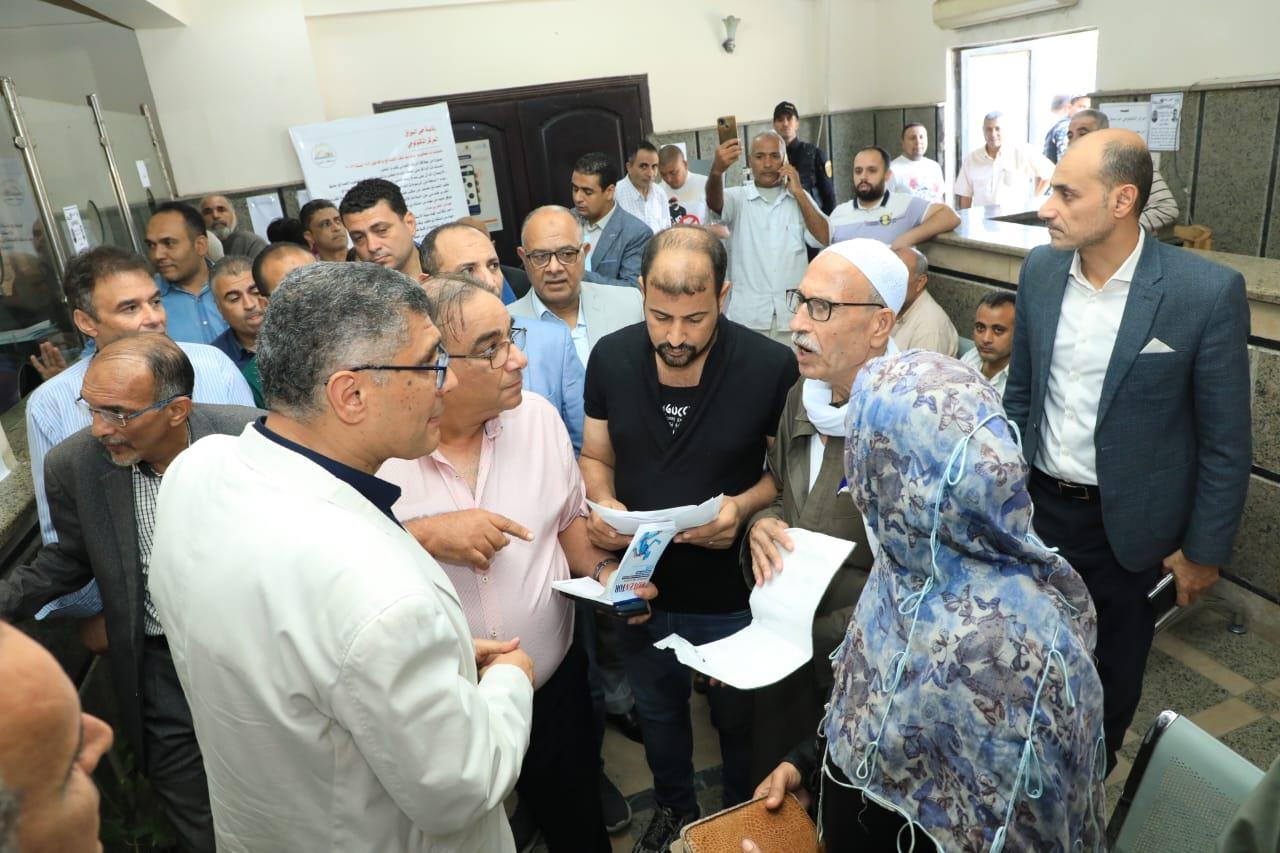 المهندس عادل النجار محافظ الجيزة خلال الجولة داخل احدي المراكز التكنولوجية