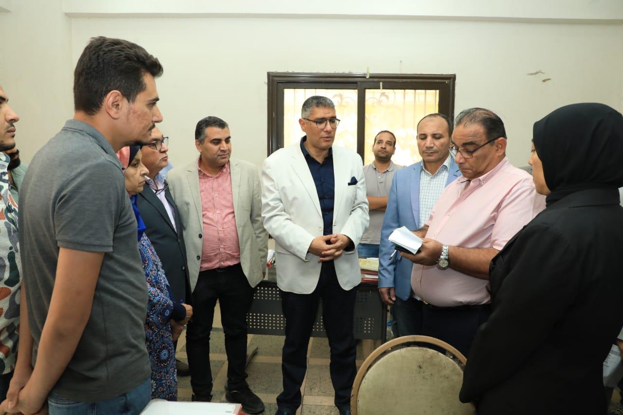 المهندس عادل النجار محافظ الجيزة خلال الجولة داخل احدي المراكز التكنولوجية
