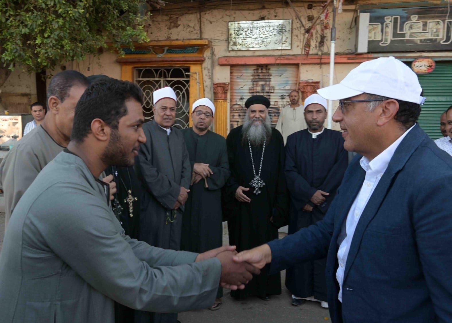 رئيس الوزراء يتفقد معبد "إسنا"
