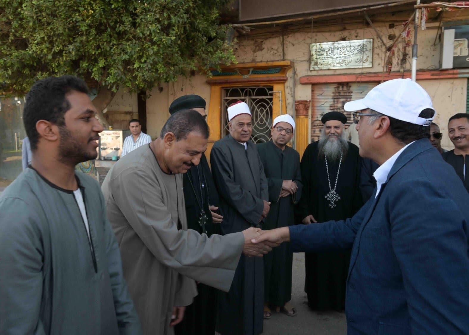 رئيس الوزراء يتفقد معبد "إسنا"