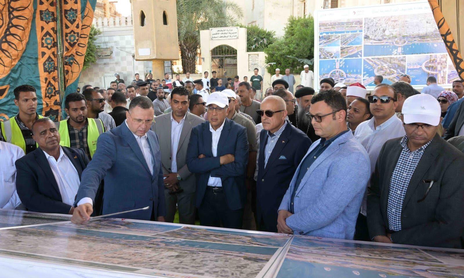 رئيس الوزراء يتفقد معبد "إسنا"