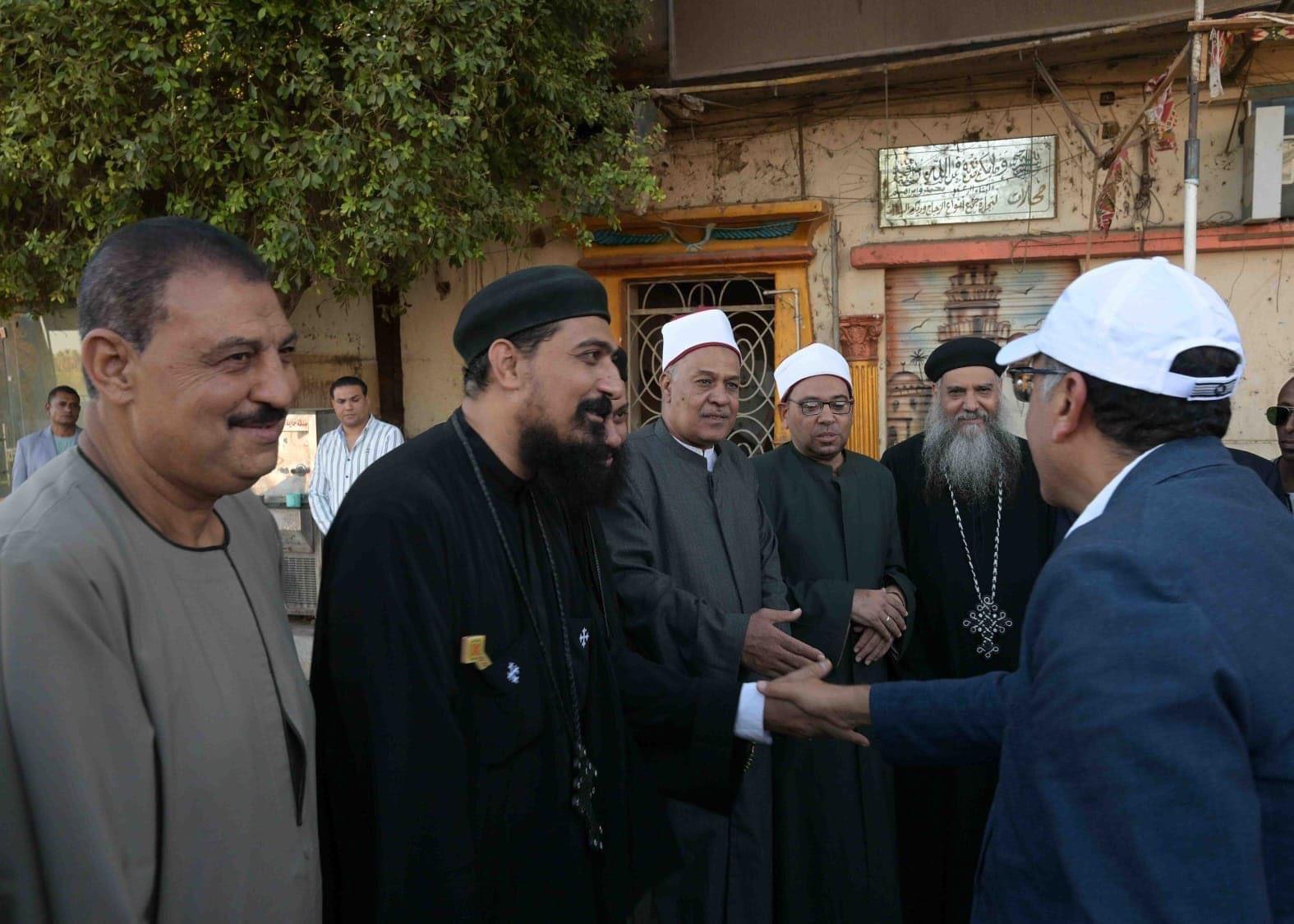 رئيس الوزراء يتفقد معبد "إسنا"