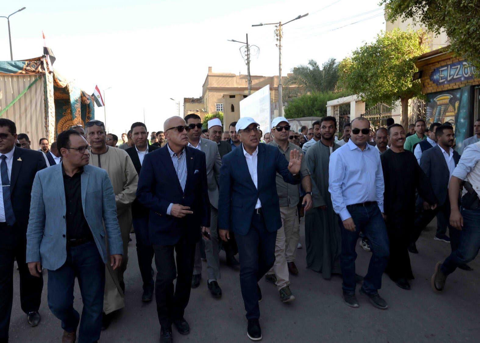 رئيس الوزراء يتفقد معبد "إسنا"